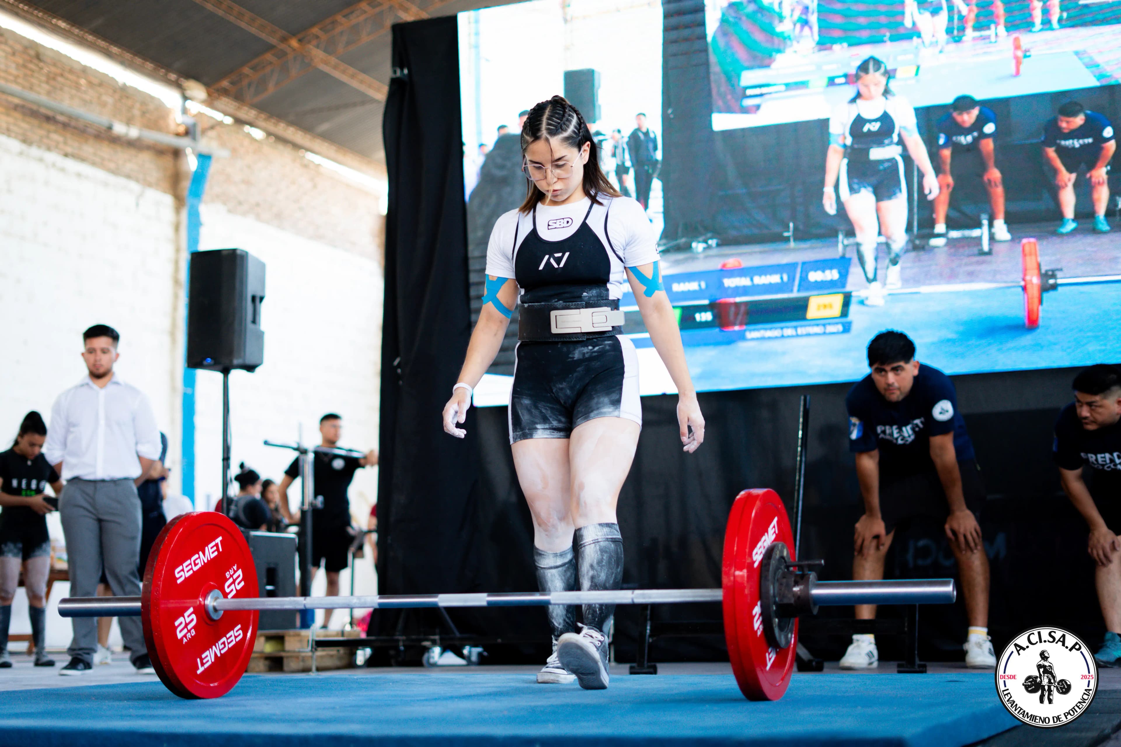 Atleta realizando peso muerto en un torneo de ACISAP